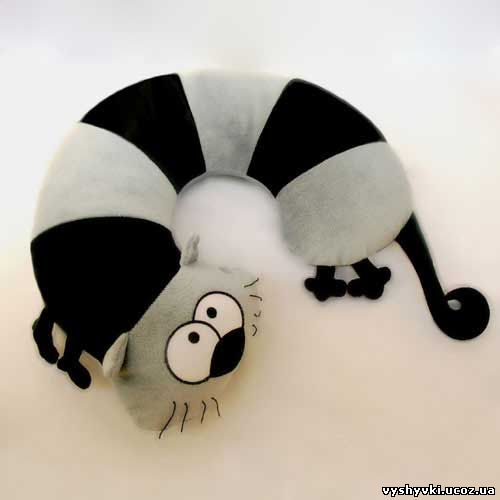 Кот - подушка под шею